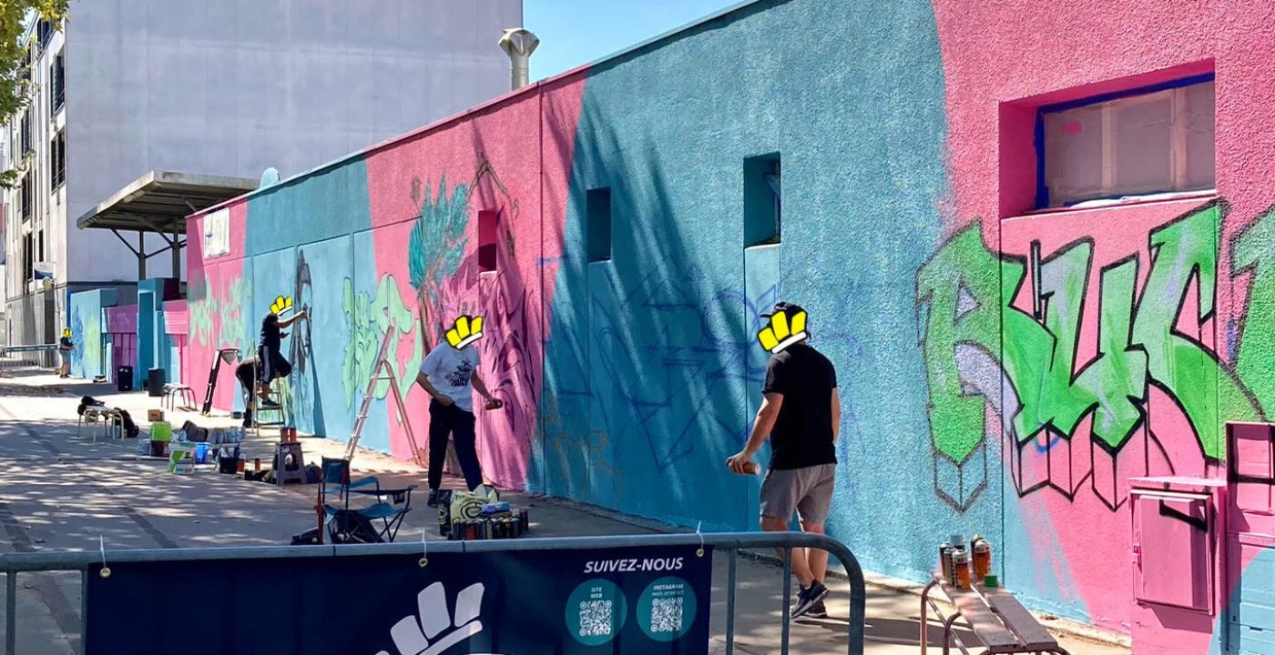 Artistes réalisant la fresque Pandora inspirée d’Avatar lors de la JAM D'ARC 25 à Cenon en septembre 2025.