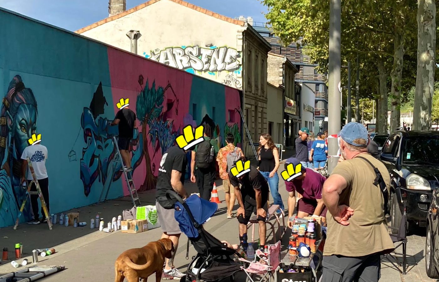 Artistes et public réunis autour d’une fresque graffiti en cours de création lors de la JAM D’ARC 2025.