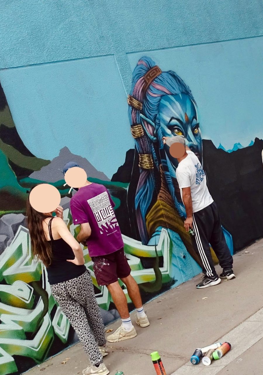 Artistes réalisant une fresque graffiti inspirée de l’univers Avatar lors de la JAM D'ARC 25.