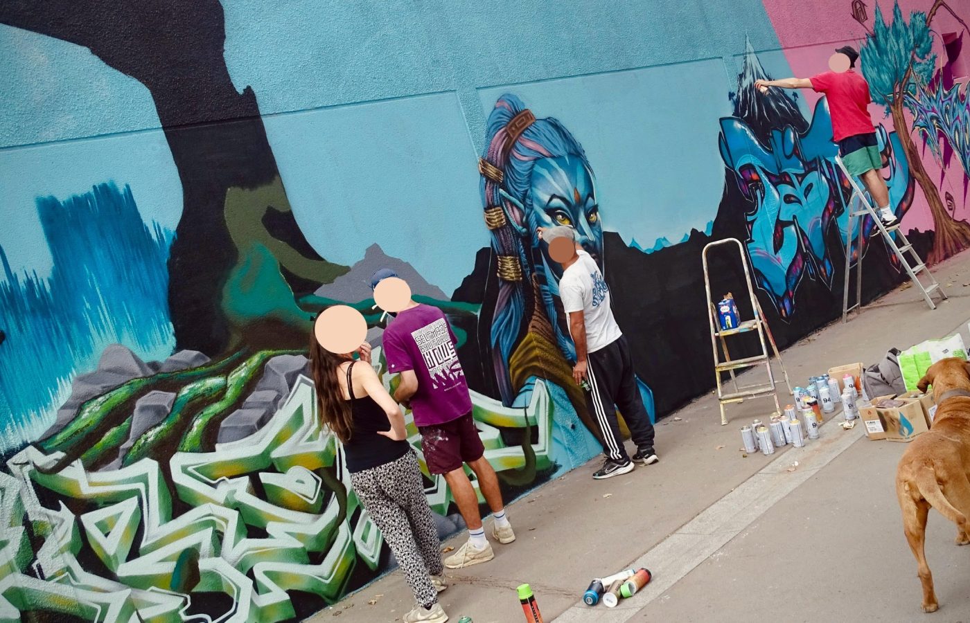 Artistes réalisant une fresque graffiti inspirée de l’univers Avatar lors de la JAM D'ARC 25.