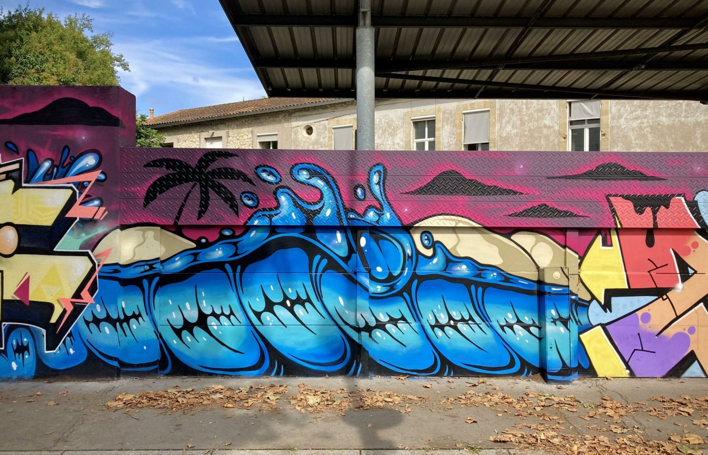 Illustration street art représentant une vague bleue dans un univers tropical.