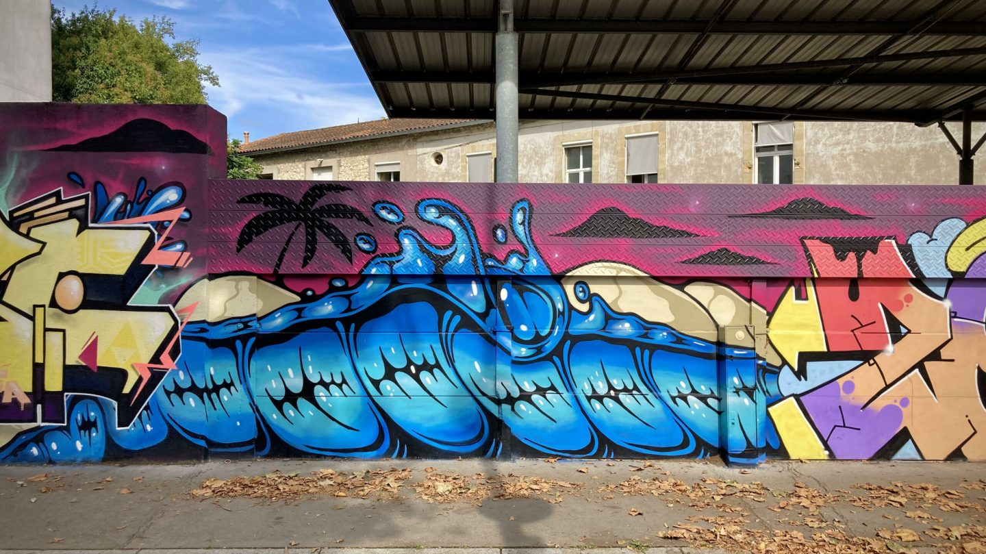 Illustration street art représentant une vague bleue dans un univers tropical.