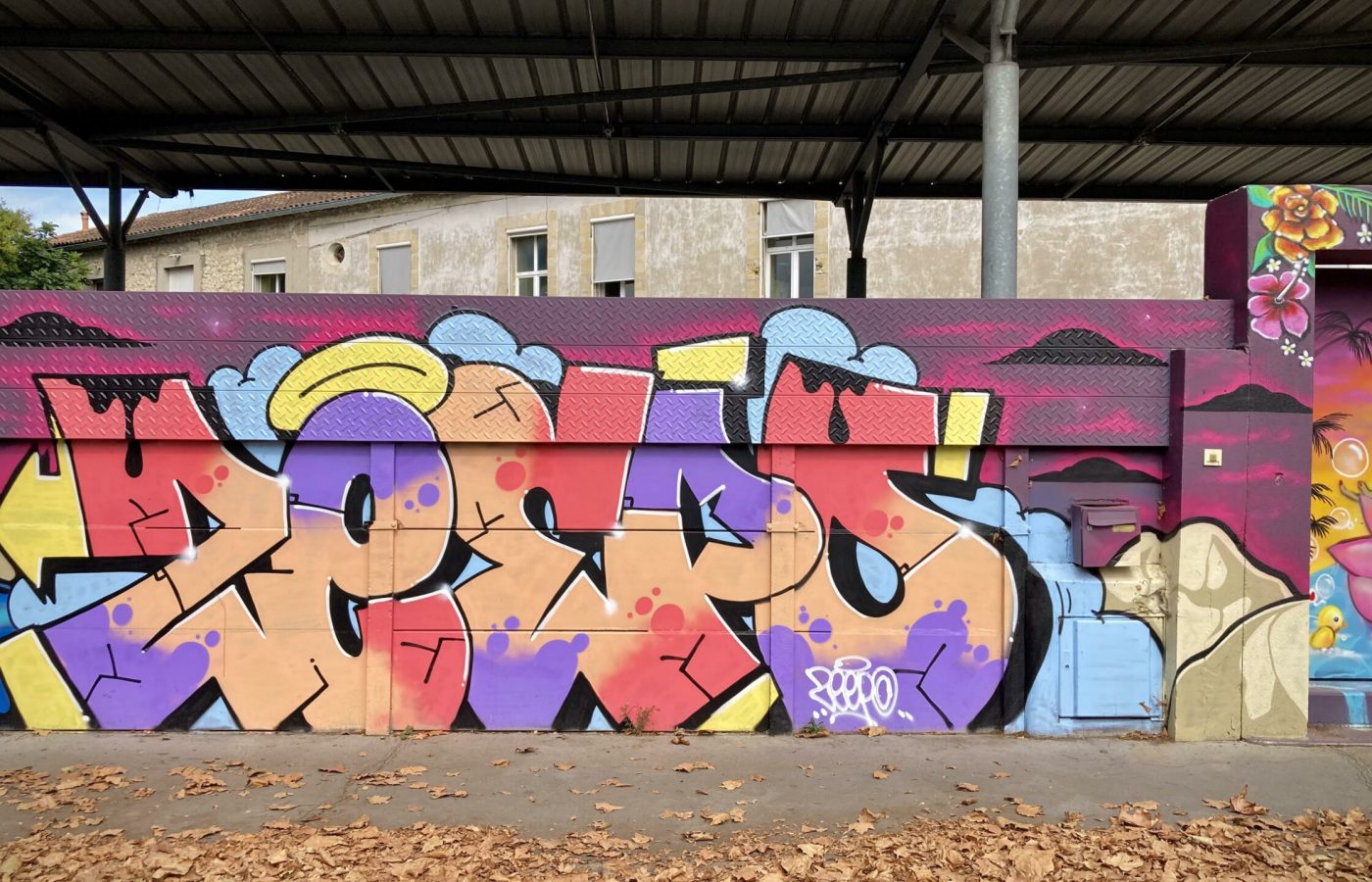 Lettrage graffiti coloré et fond dégradé rose et violet.