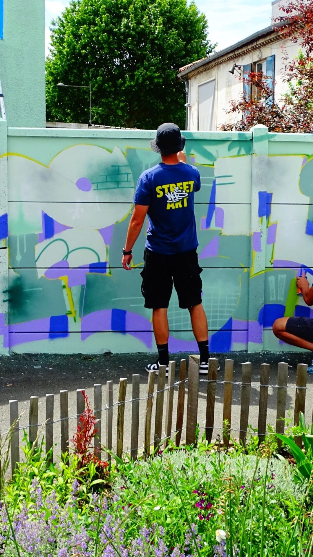 Artistes travaillant sur lettrage graffiti en cours à Cenon