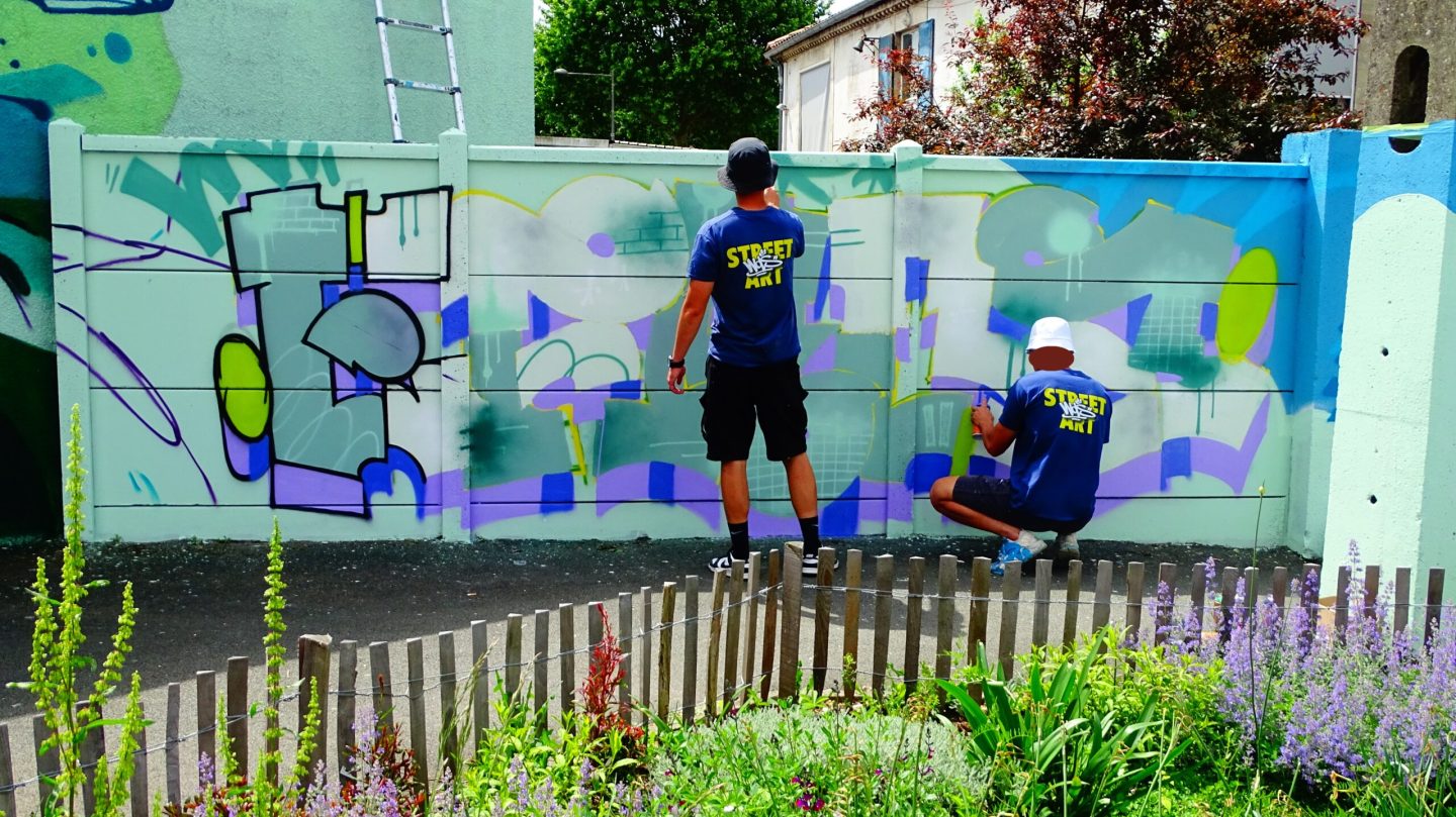 Artistes travaillant sur lettrage graffiti en cours à Cenon
