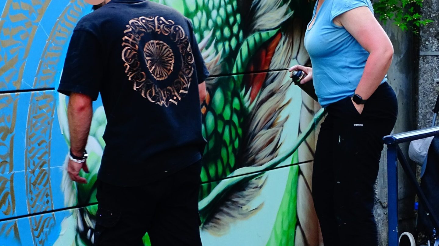 Artistes Relik et See Ya peignant mandala calligraphique et dragon street art