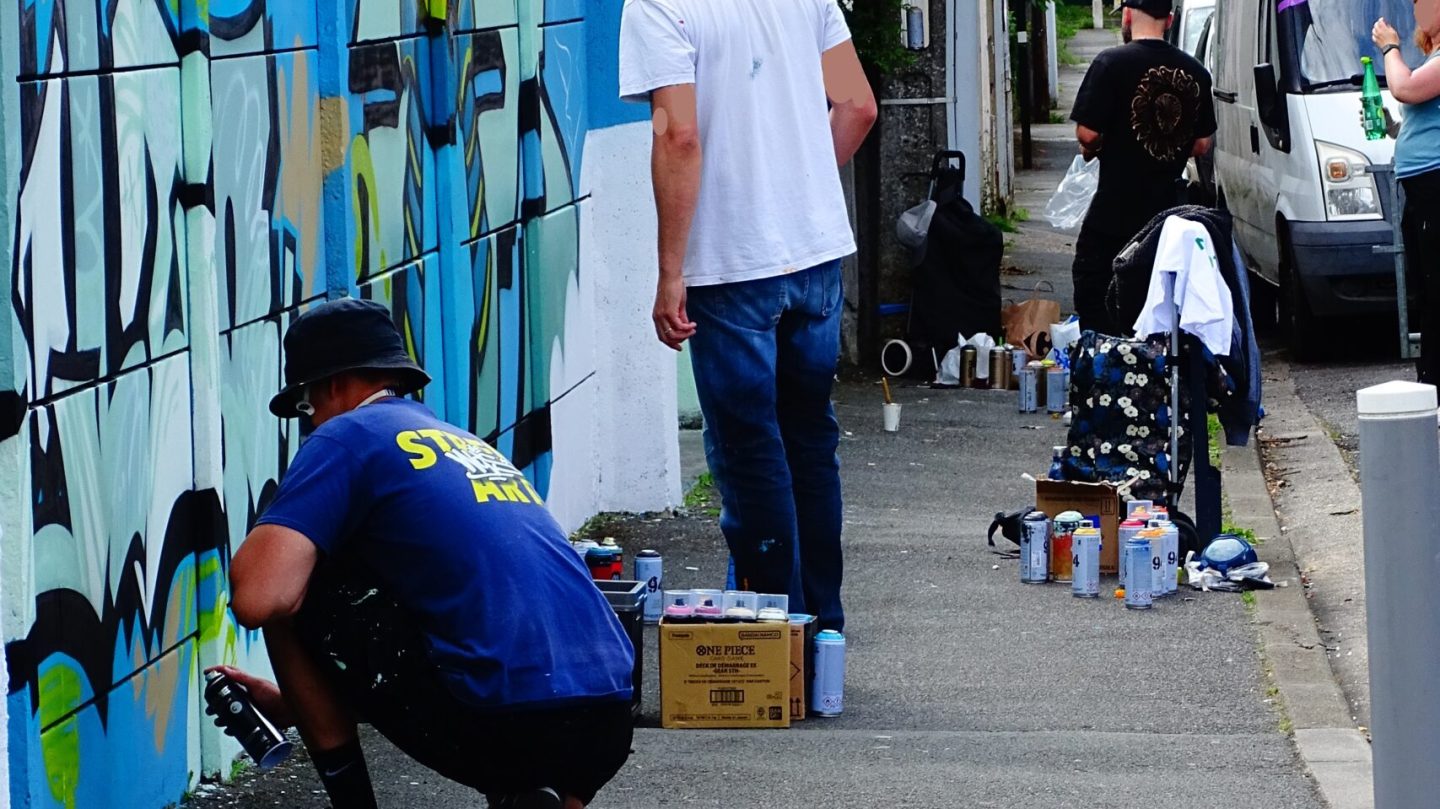 Artistes MEL20 Pops et Relik travaillant ensemble sur fresque street art