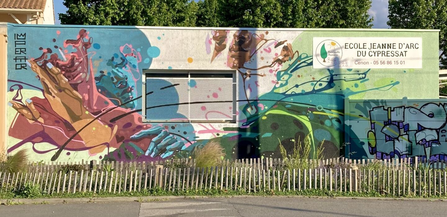 Fresque street art colorée réalisée par Lilee Imperator sur le mur d’une école à Cenon, lors de la Jam SLATE 25, avec des formes organiques et dynamiques.