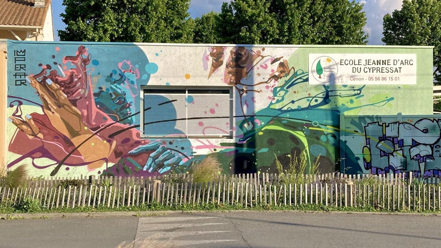 Vue complète fresque street art colorée école Jeanne d’Arc Cenon