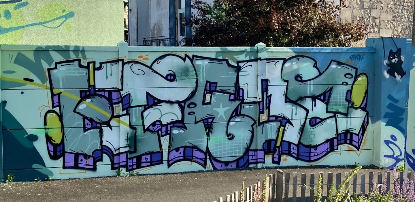 Lettrage graffiti final Efroa mur école Jeanne d’Arc Cenon