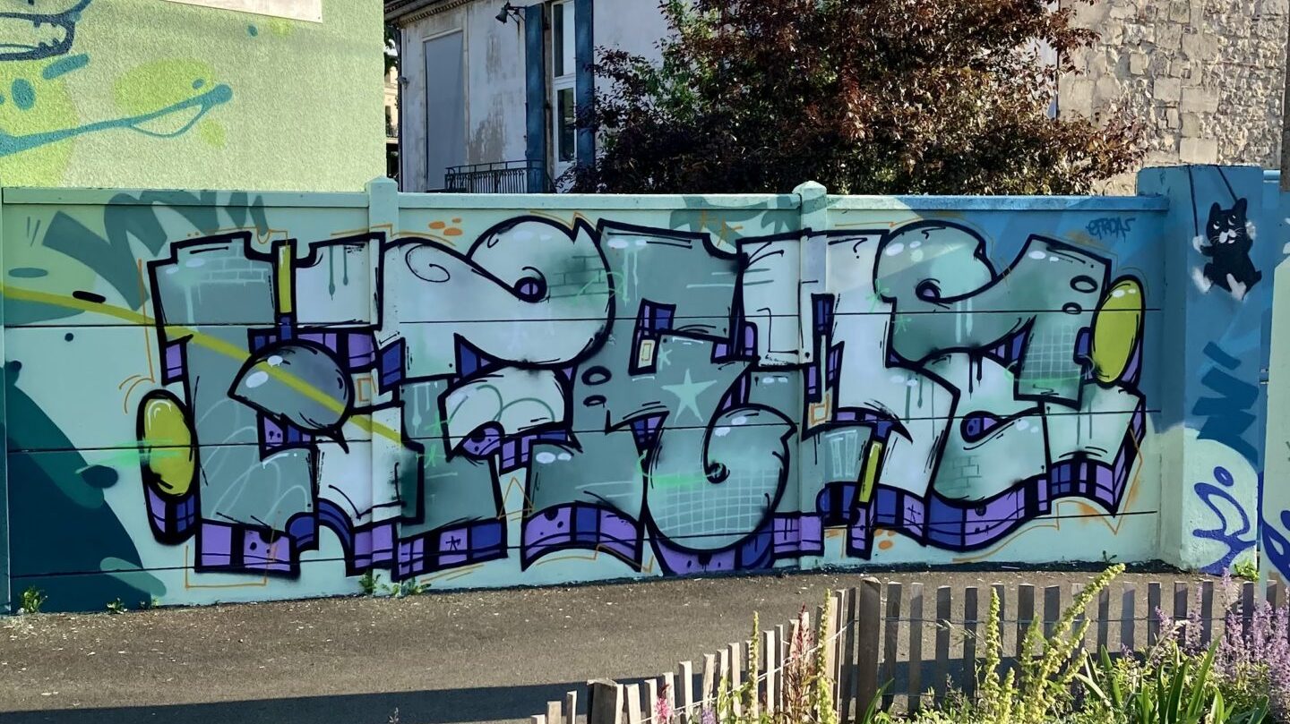 Lettrage graffiti final Efroa mur école Jeanne d’Arc Cenon