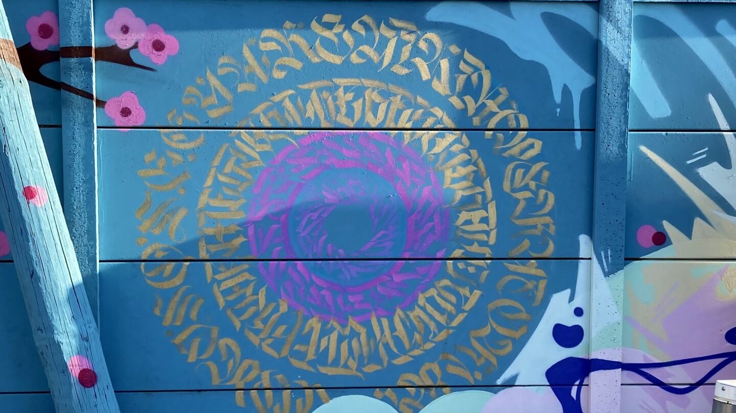 Détail mandala calligraphique graffiti sur mur école Cenon