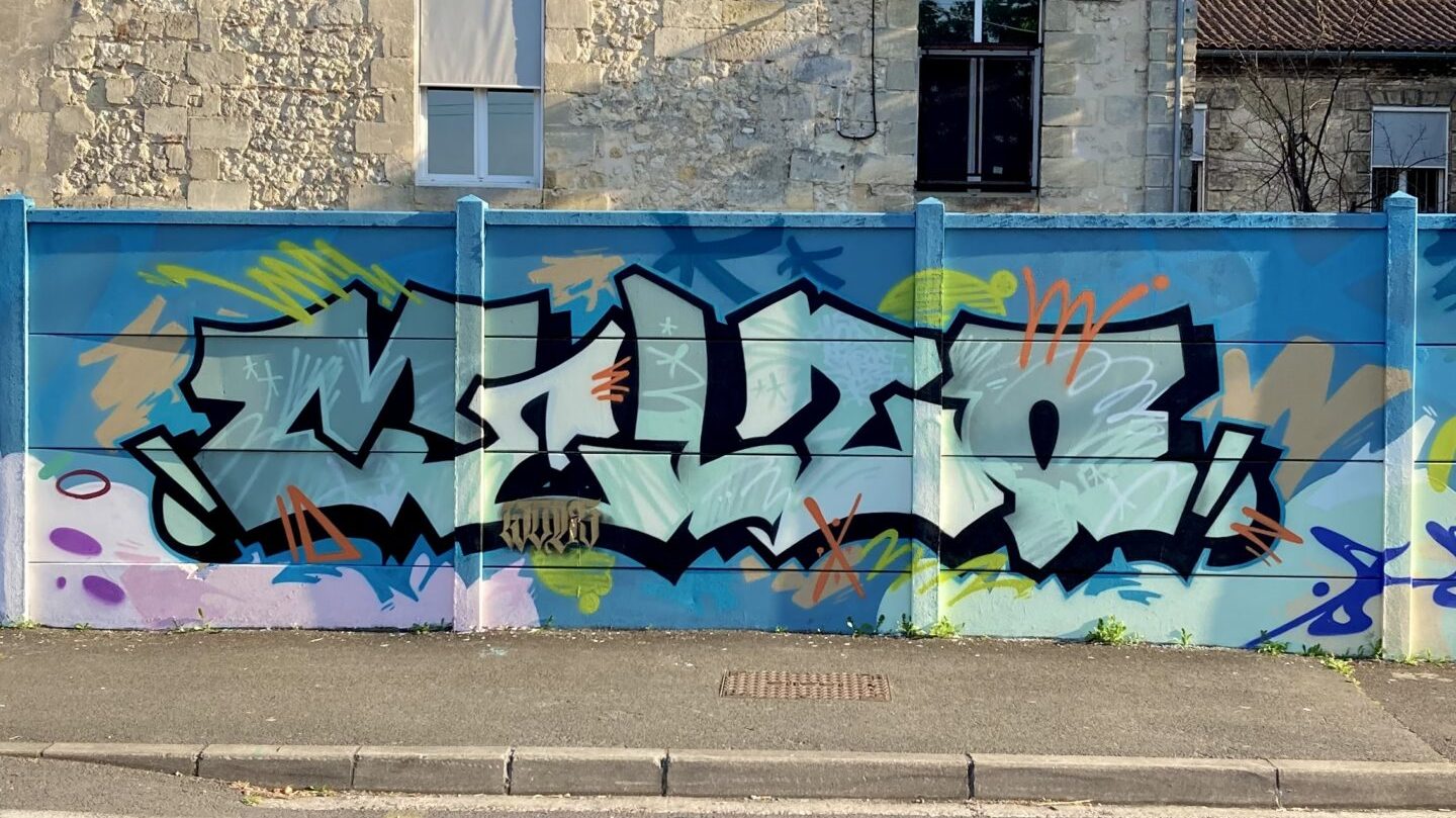 Lettrage graffiti MEL20 avec fond abstrait coloré mur Cenon