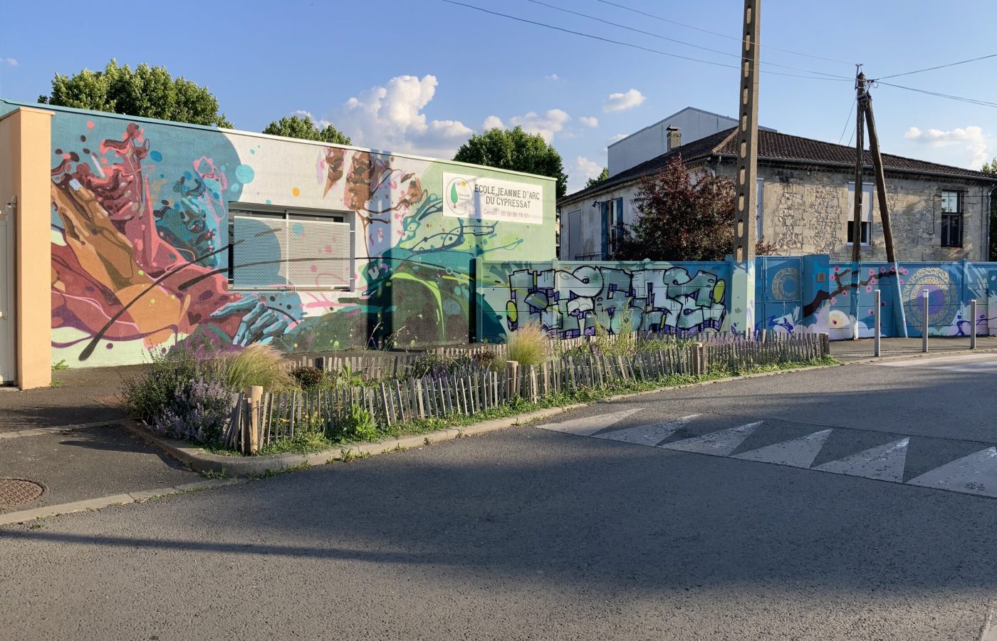 Vue d’ensemble fresque street art école Cenon SLATE 25 mur graffiti