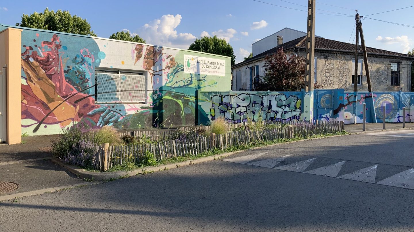 Vue d’ensemble fresque street art école Cenon SLATE 25 mur graffiti