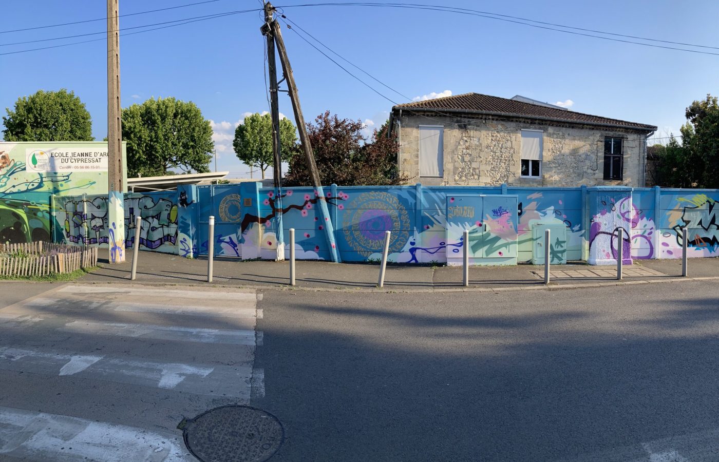 Fresque graffiti longue mur Cenon mandala calligraphie street art