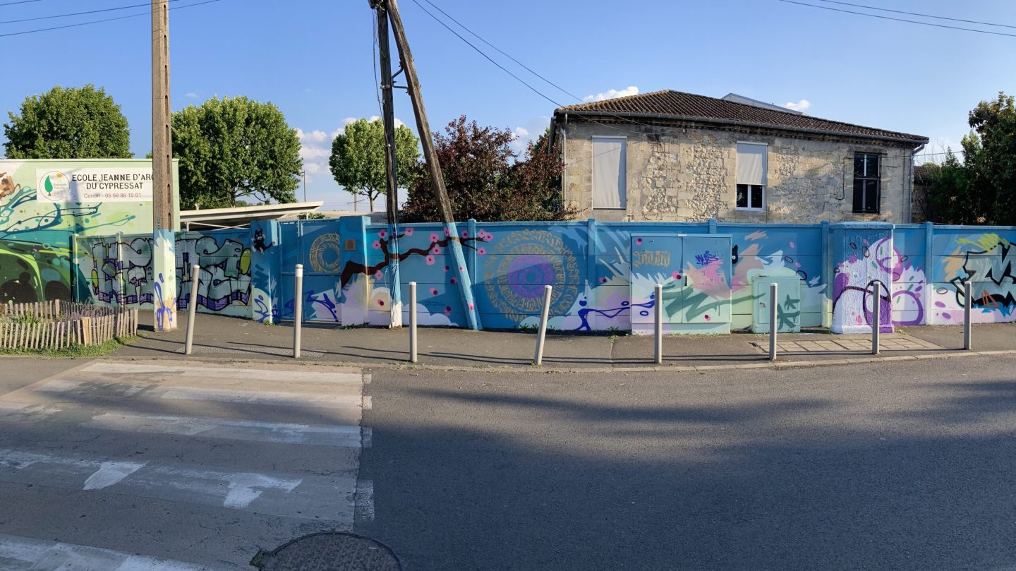 Fresque graffiti longue mur Cenon mandala calligraphie street art