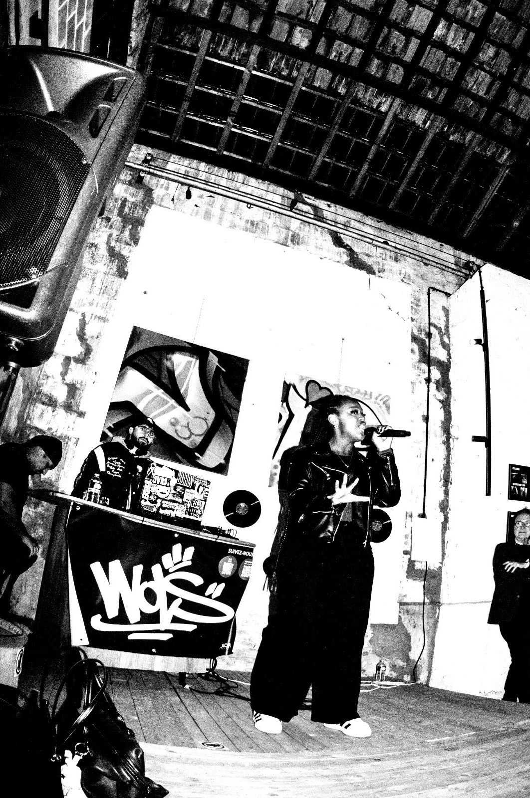 Artiste chantant sur scène pendant le showcase musical du Prix ICART Bordeaux.
