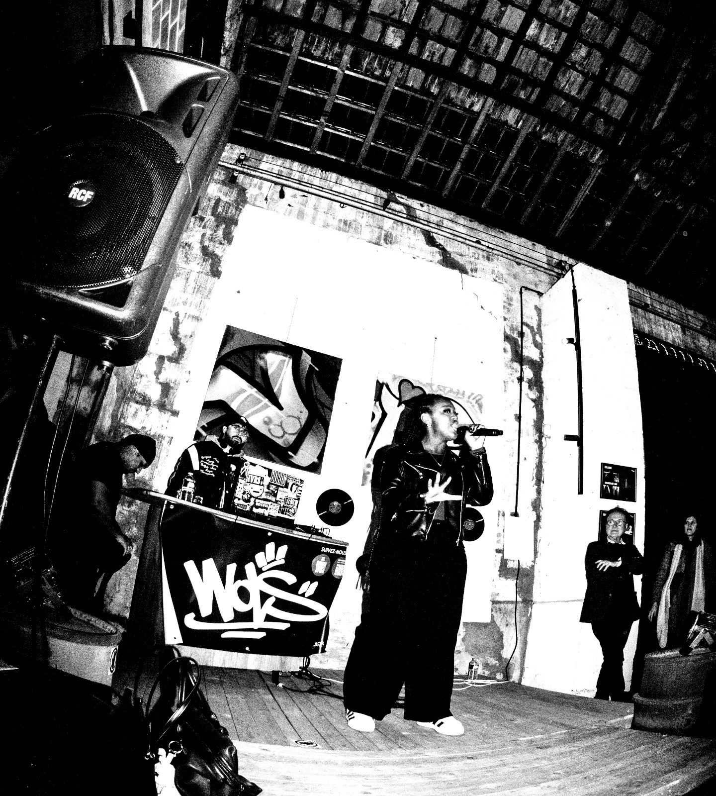Artiste chantant sur scène pendant le showcase musical du Prix ICART Bordeaux.