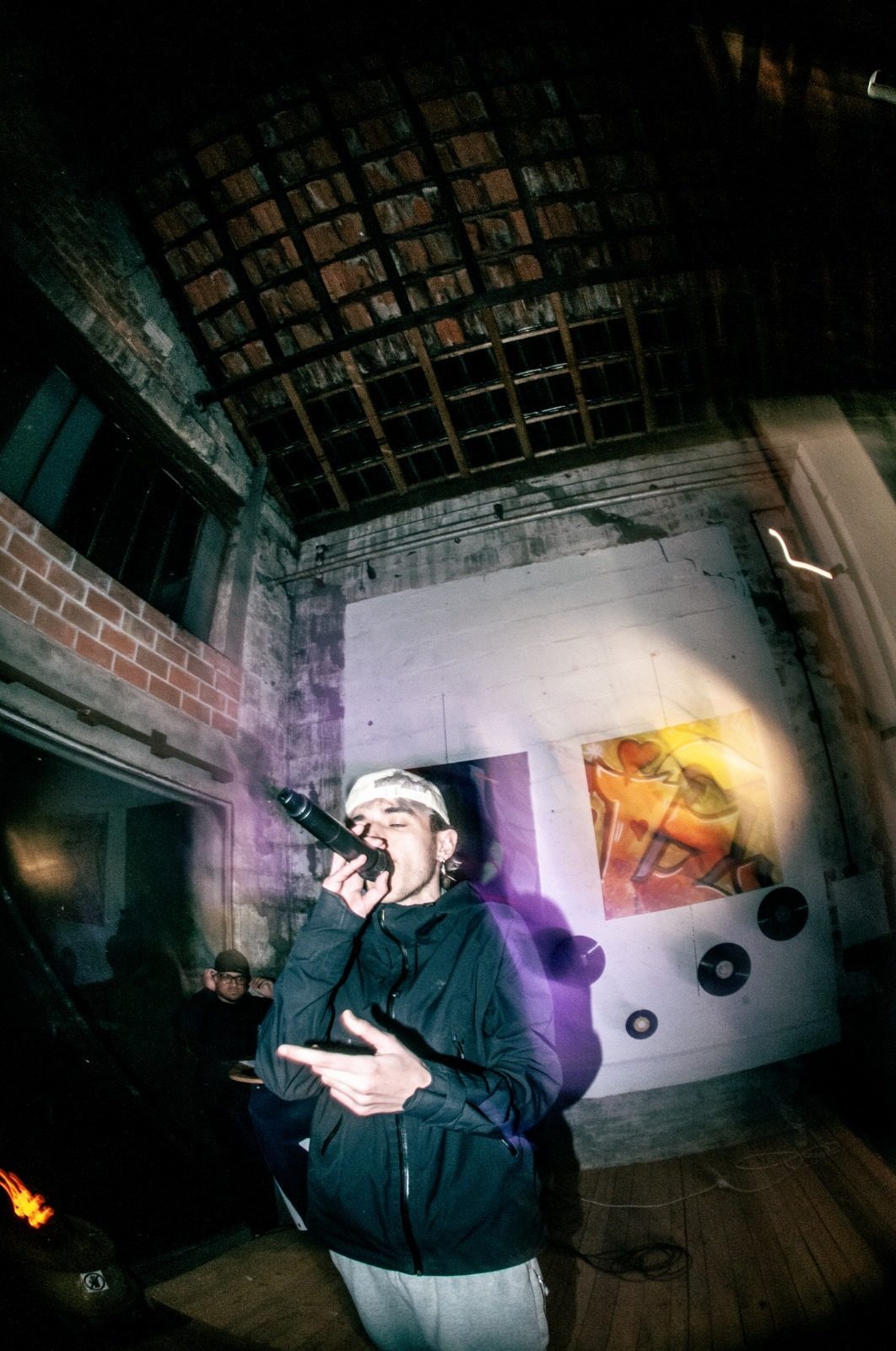 Rappeur en pleine performance devant les œuvres exposées lors du Prix ICART Bordeaux.