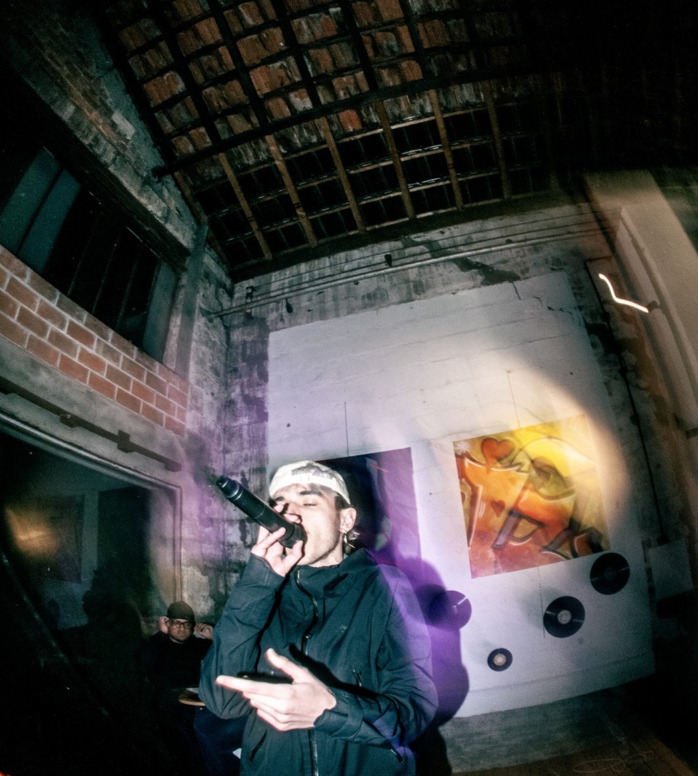 Rappeur en pleine performance devant les œuvres exposées lors du Prix ICART Bordeaux.