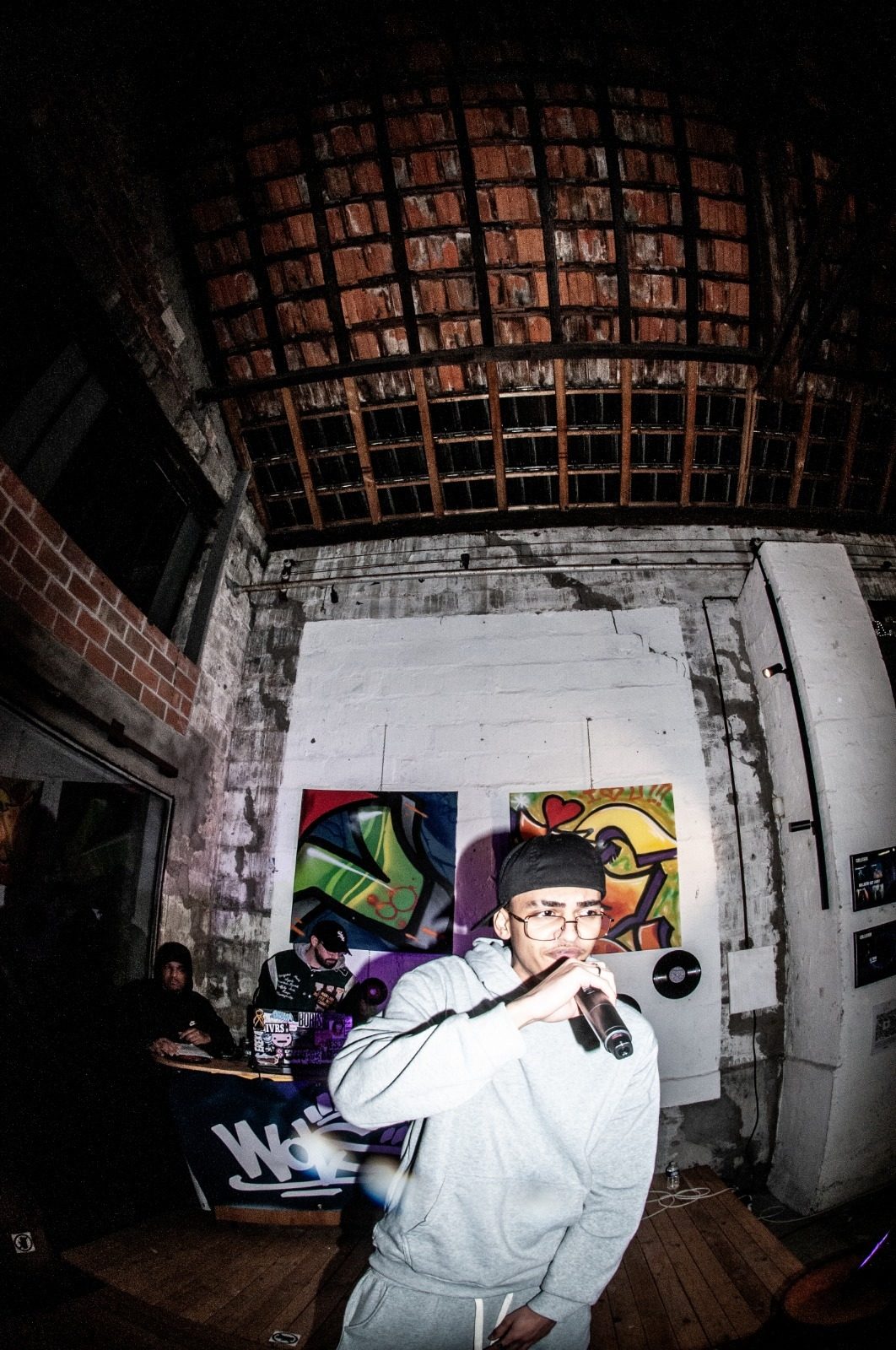 Rappeur sur scène devant le stand DJ pendant le Prix ICART Bordeaux.