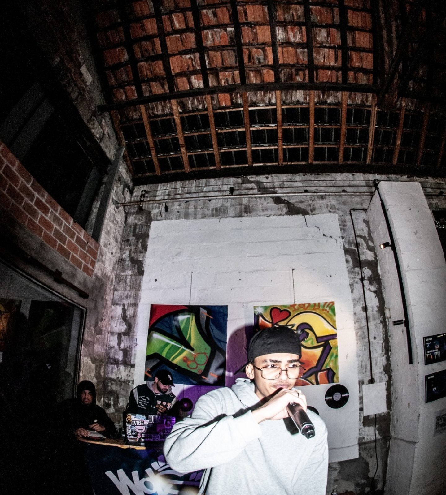 Rappeur sur scène devant le stand DJ pendant le Prix ICART Bordeaux.