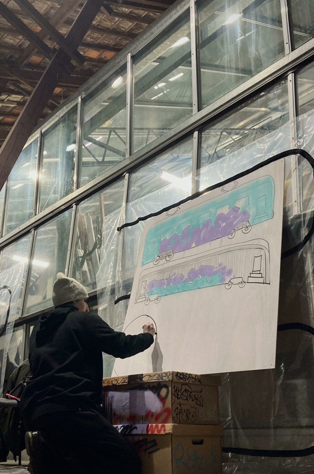 Artiste réalisant une œuvre pendant l’épreuve freestyle du battle street art du Prix ICART Bordeaux.