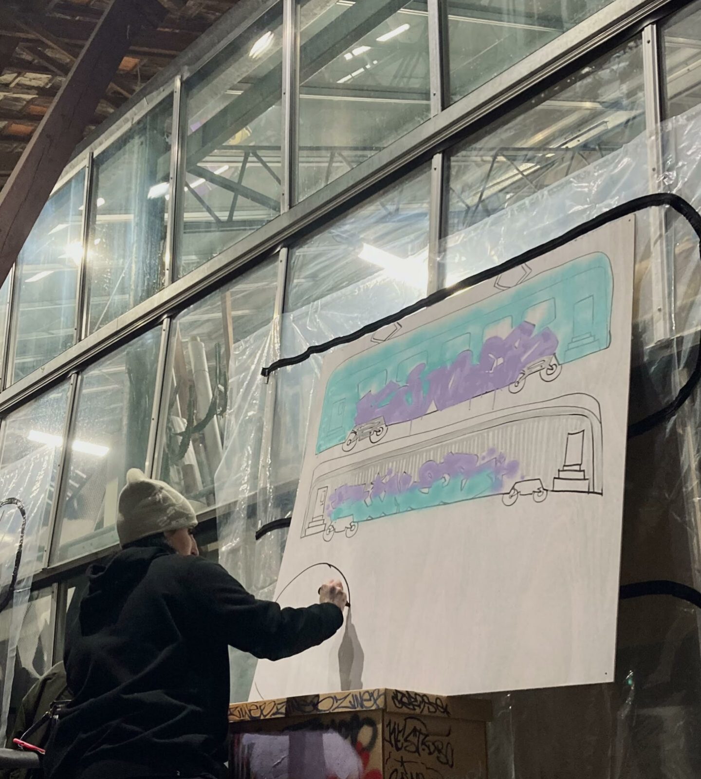 Artiste réalisant une œuvre pendant l’épreuve freestyle du battle street art du Prix ICART Bordeaux.