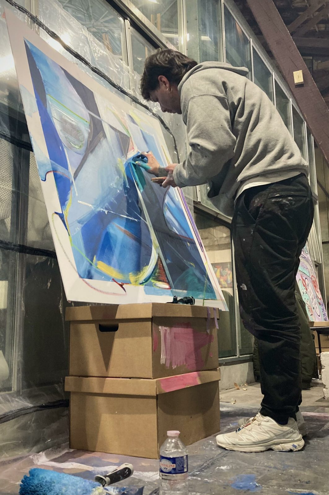 Artiste peignant une toile abstraite lors du battle street art du Prix ICART Bordeaux.
