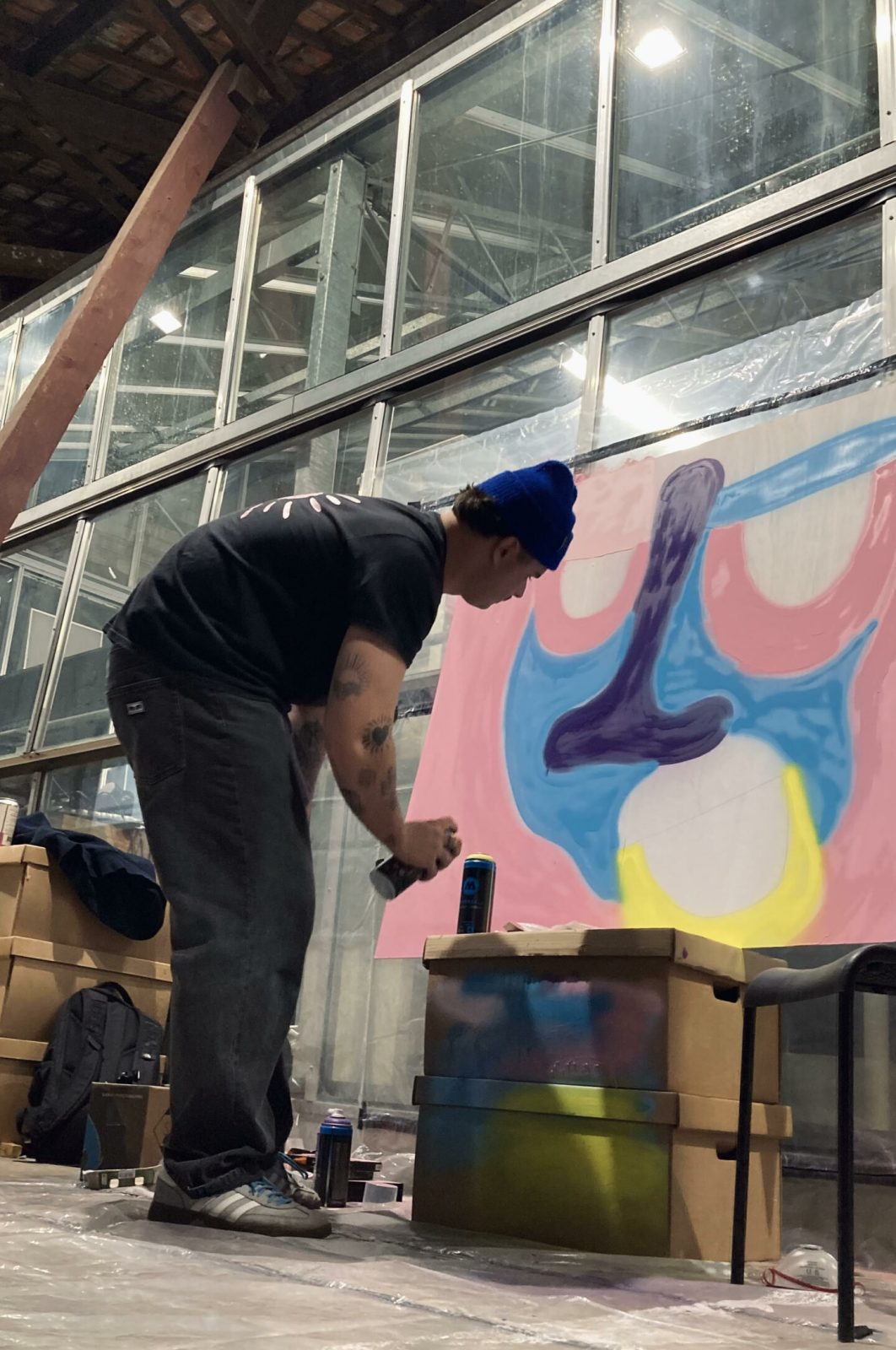 Artiste réalisant une peinture colorée à la bombe pendant le concours street art du Prix ICART Bordeaux.
