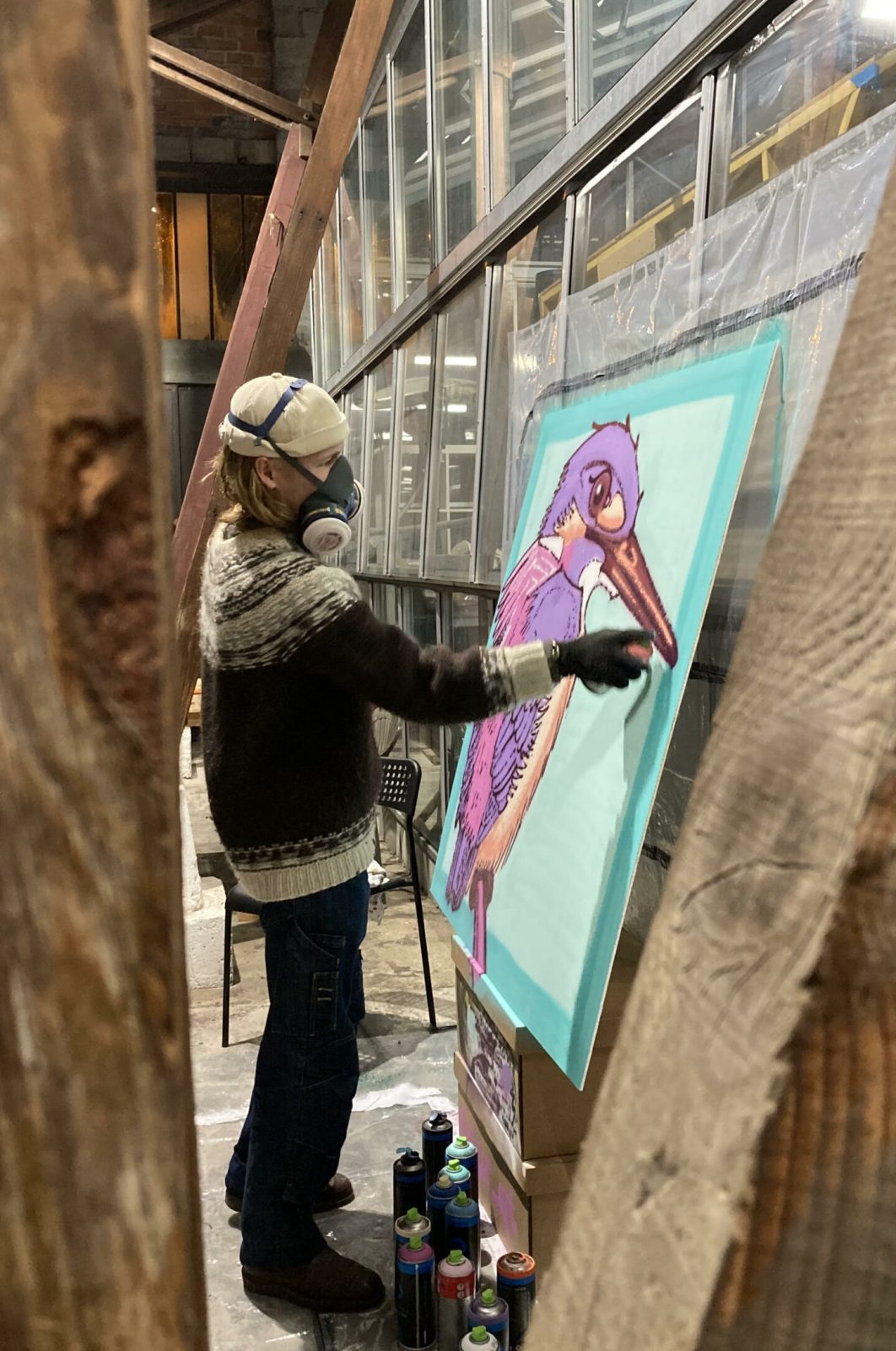Artiste peignant un personnage coloré lors du battle street art du Prix ICART Bordeaux.