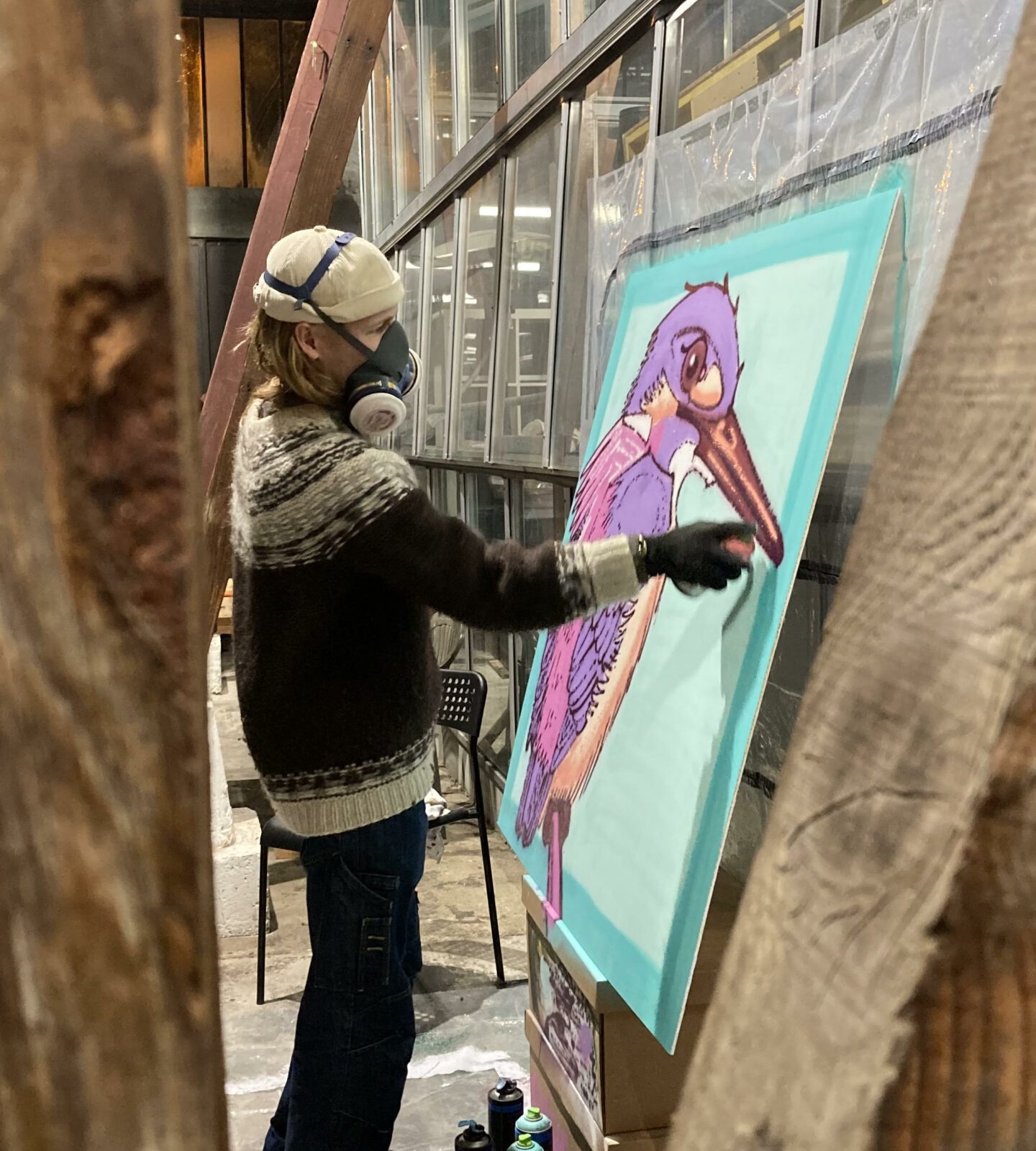 Artiste peignant un personnage coloré lors du battle street art du Prix ICART Bordeaux.