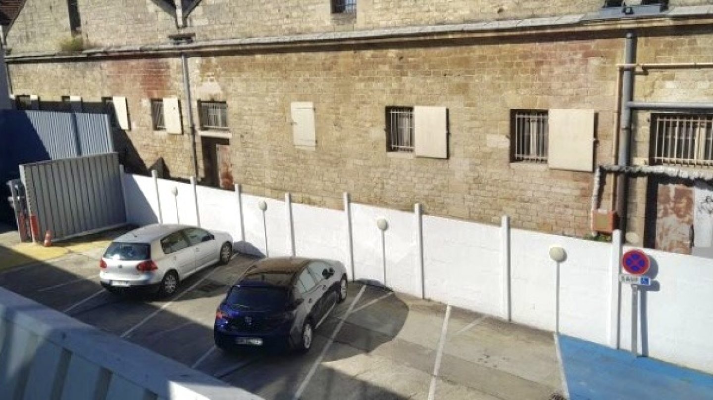 Mur vierge du parking Zolpan Bordeaux avant la réalisation d’une fresque graffiti collaborative par WOLS Street Art.