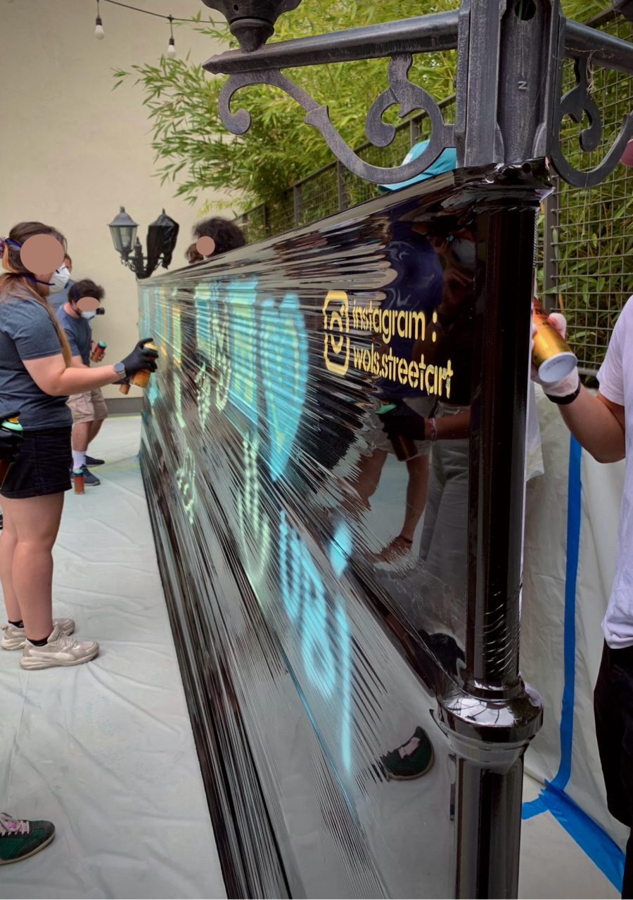 Employés participant à un atelier graffiti WOLS Street Art chez Ubisoft Bordeaux pour créer une œuvre collaborative.