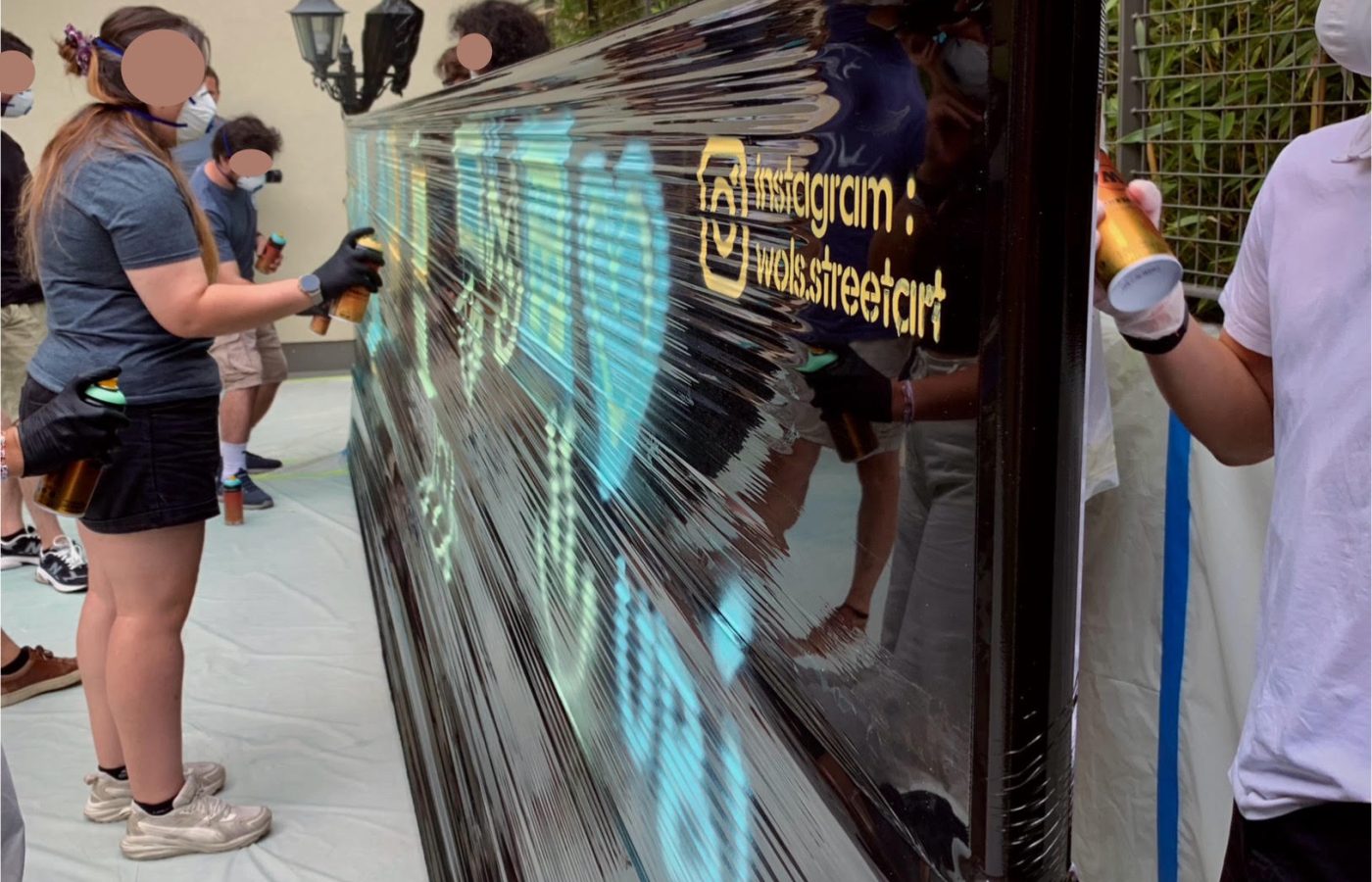 Employés participant à un atelier graffiti WOLS Street Art chez Ubisoft Bordeaux pour créer une œuvre collaborative.