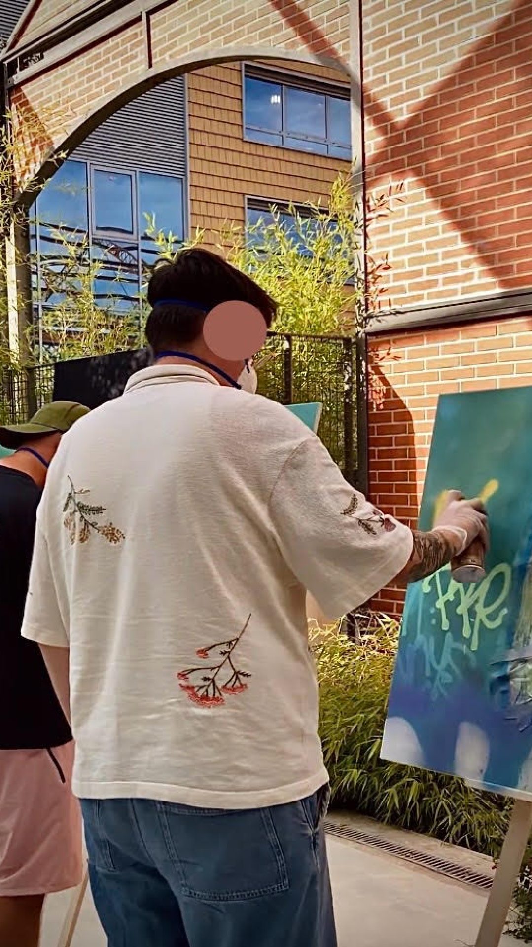 Employés d’Ubisoft Bordeaux personnalisant des toiles à la bombe lors d’un atelier graffiti collectif avec WOLS Street Art.