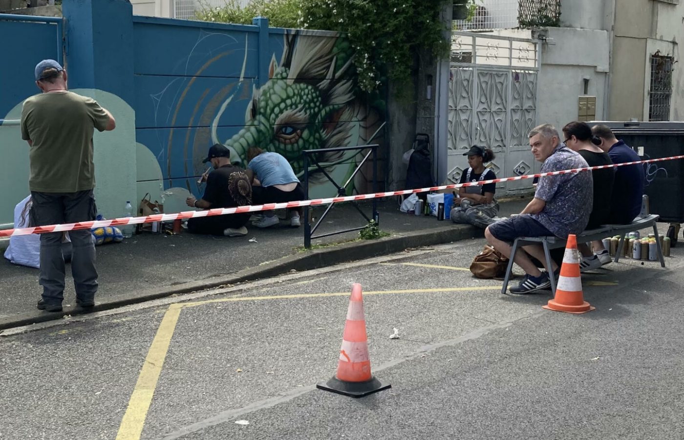 Artistes en train de peindre une fresque street art lors de la jam SLATE 25 à Cenon.