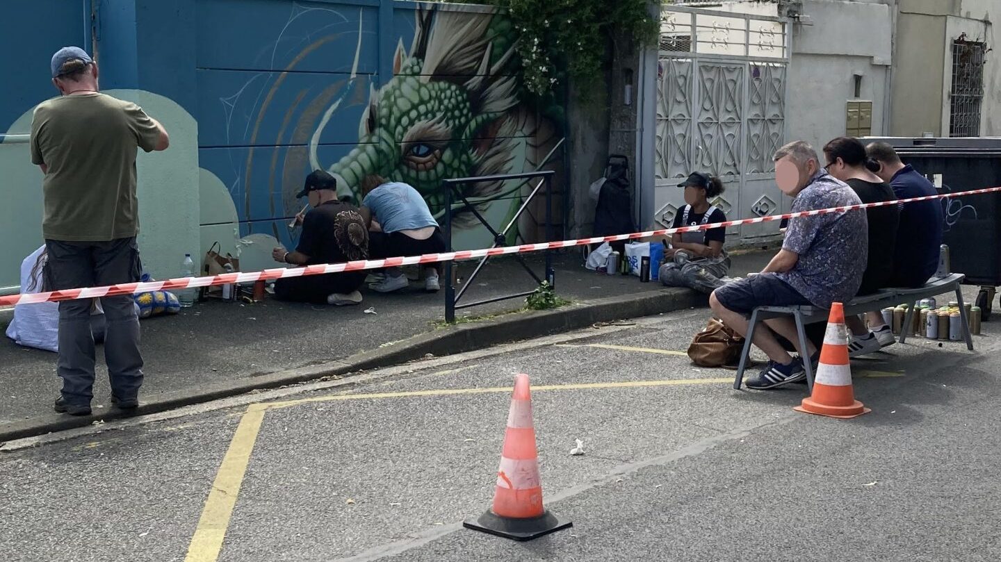 Street artists en train de peindre fresque Cenon public SLATE 25
